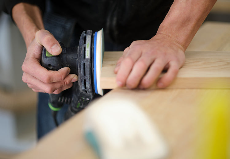Sociale werkplaats Binthout schuren festool massief hout